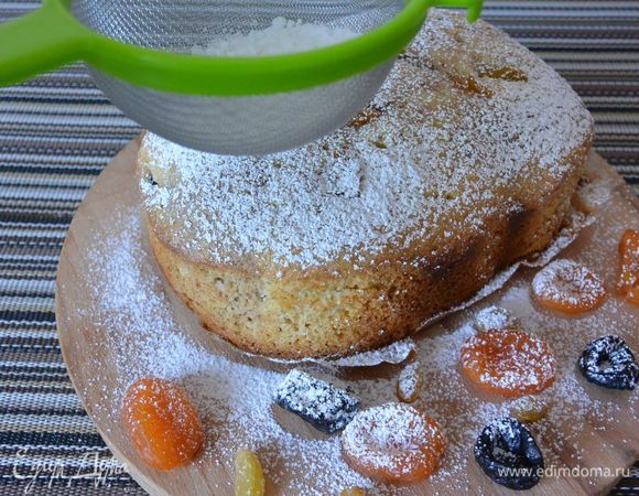 Посыпаем готовый кекс сахарной пудрой.