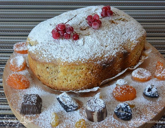 Приступаем к украшению ягодами и сухофруктами.