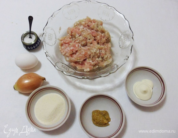 Необходимые для приготовления котлет продукты: домашний куриный фарш, яйцо, репчатый лук, манка, майонез, горчица, соль и черный молотый перец.