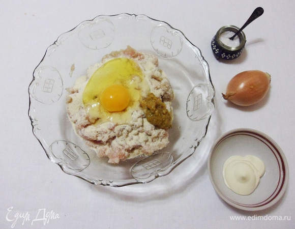 Добавить в фарш яйцо, манку и горчицу. Тщательно перемешать и оставить на полчаса для набухания манки.