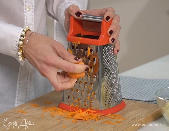 Морковь натереть на крупной терке, лук-шалот нарезать полукольцами.