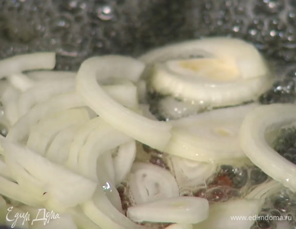 Разогреть сковороду со смесью сливочного и оливкового масла, слегка обжарить лук.