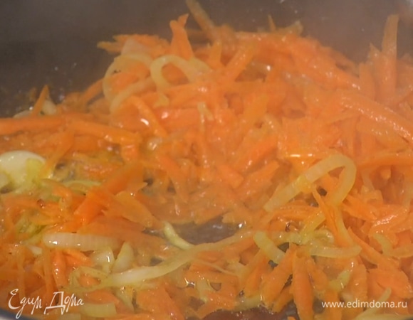 Измельчить чеснок, добавить вместе с морковью к луку, посолить и обжарить.