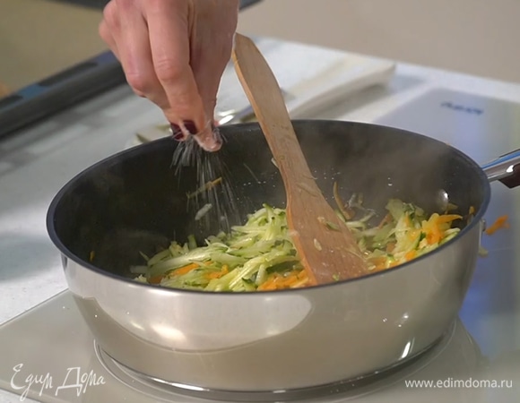 Цукини натереть на крупной терке, добавить к овощам. Уменьшить температуру, еще посолить и довести овощи до готовности. Добавить тимьян, перемешать.