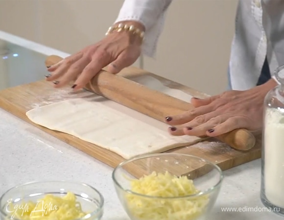 Готовое тесто раскатать, пласт должен получиться не очень тонким.