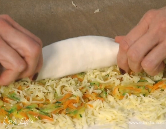 Свернуть рулет, перевернуть швом вниз, заправить края вовнутрь.