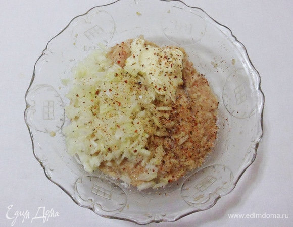 Добавить в фарш очень мелко нарезанный репчатый лук, майонез, соль и черный молотый перец. Хорошо перемешать до однородной массы.