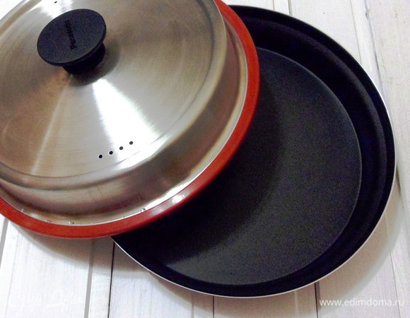 Теперь начинается самое интересное. К микроволновке Panasonic прилагается комплект Steam Plus Pot (пар + хрустящая корочка), который состоит из крышки, емкости и подставки для приготовления на пару. Емкость вместе с крышкой могут использоваться для жарки.