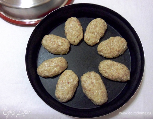 Согласно инструкции сформированные котлеты необходимо разместить на холодной (не разогретой!) алюминиевой поверхности без масла, накрыть емкость крышкой из нержавеющей стали, готовить в режиме «Микроволны» на самой высокой мощности — 1000 Вт. Удивительно! Время приготовления, ориентируясь на общий вес котлет, я выбрала 15 минут.