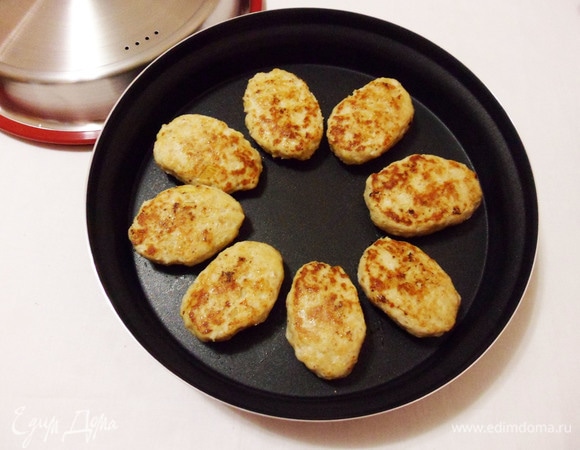 По истечении половины времени необходимо очень аккуратно (в кухонных рукавицах) достать комплект и перевернуть котлеты. Кстати, котлеты приятно шипели, как на сковородке, и у них образовалась хрустящая корочка! После звукового сигнала оставить в микроволновке на 5–10 минут для устойки.