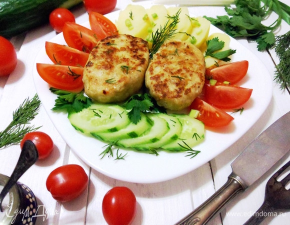 Подавать с любым гарниром или свежими овощами, украсить зеленью.