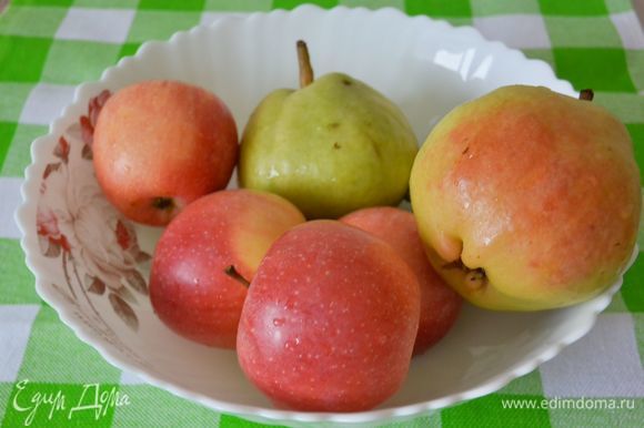 Яблоки и груши хорошо промыть и нарезать на небольшие дольки.