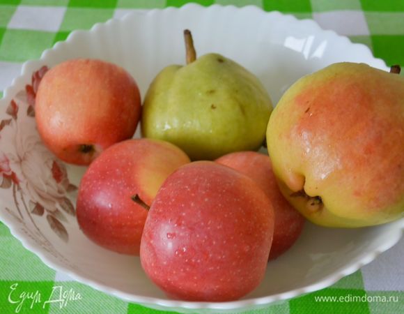 Яблоки и груши хорошо промыть и нарезать на небольшие дольки.