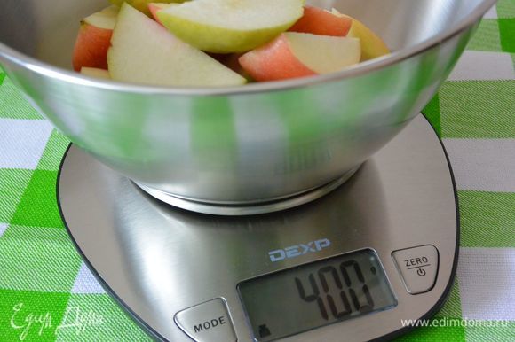 Взвесить на весах яблоки и груши, всего — 400 г.