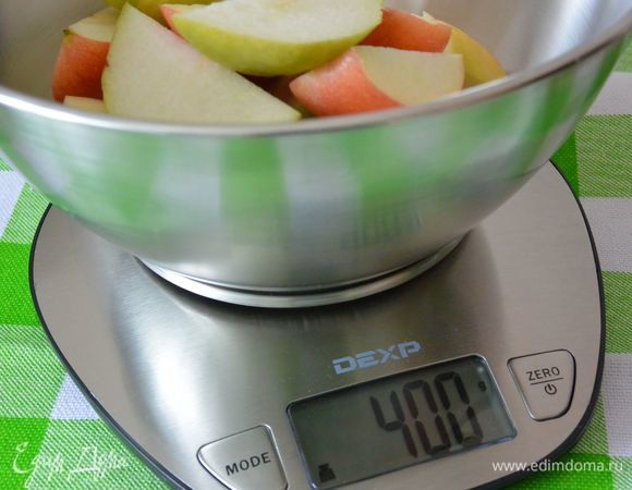 Взвесить на весах яблоки и груши, всего — 400 г.