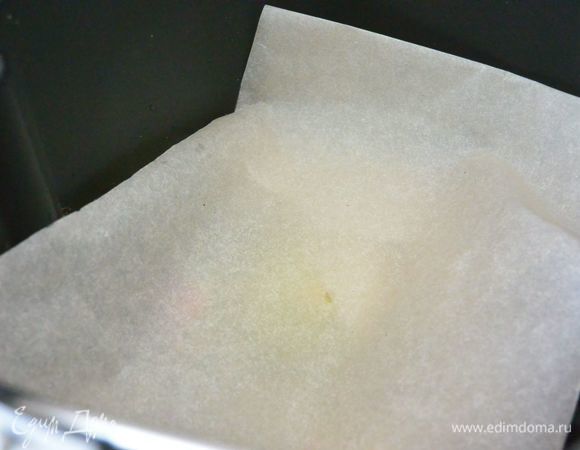 Засыпала яблоки и груши, налила лимонный сок, добавила воды и сахара. Бросила горстку грецких орехов. Все накрыла пекарской бумагой, как рекомендовано.