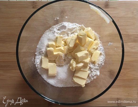 Добавить размягченное сливочное масло, разотрите руками в крошку.