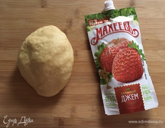 1/3 часть теста оберните пищевой пленкой и уберите в морозилку примерно на 20–30 минут. Остальную часть теста уберите в холодильник.