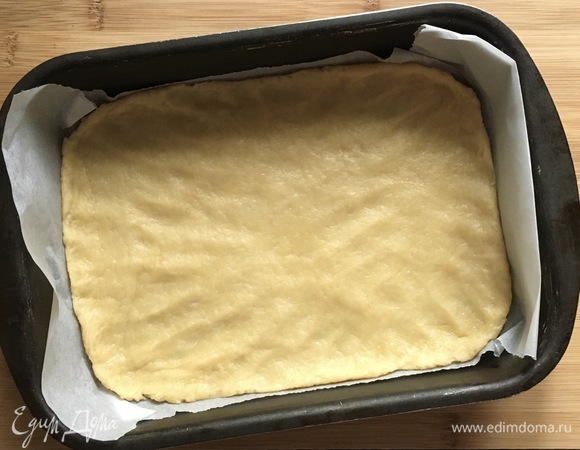 Через 30 минут тесто из холодильника распределите по форме для выпечки.