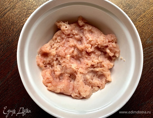 Охлажденный куриный фарш из филе — в миску.