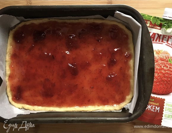 Сверху смажьте клубничным джемом ТМ «МахеевЪ».