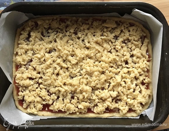 И сверху на джем натрите на крупной терке замороженную часть теста.