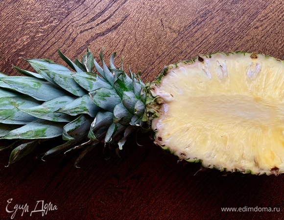 Ананас очистить, нарезать.