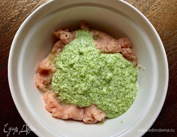 Ананас, лук, чеснок, укроп, яйцо пробить блендером, все в фарш.