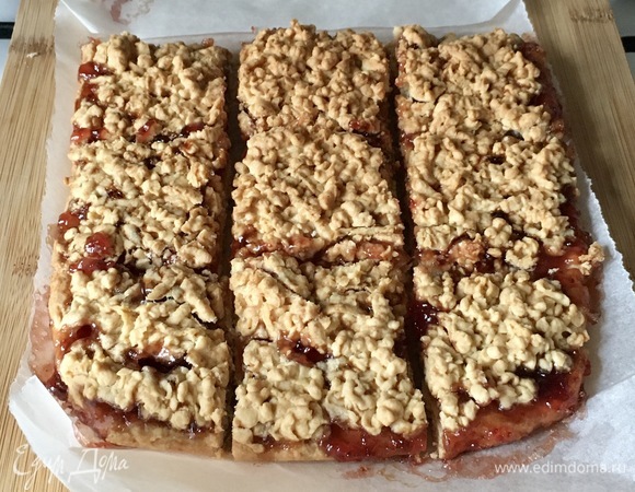 Остудить в форме, нарезать на кусочки.