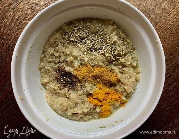 Семена фенхеля, куркуму, перец, соль. Хорошо перемешать.