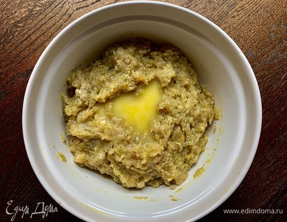 Сливочное масло растопить, влить.