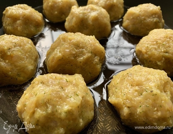 На сковородку — масло, жарить с каждой стороны 3–4 минуты. У меня котлеты маленькие. Если вы готовите большие, время приготовления увеличить.