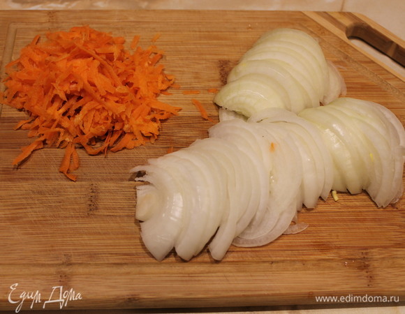 Лук нарезаем полукольцами. Морковь натираем на крупной терке.