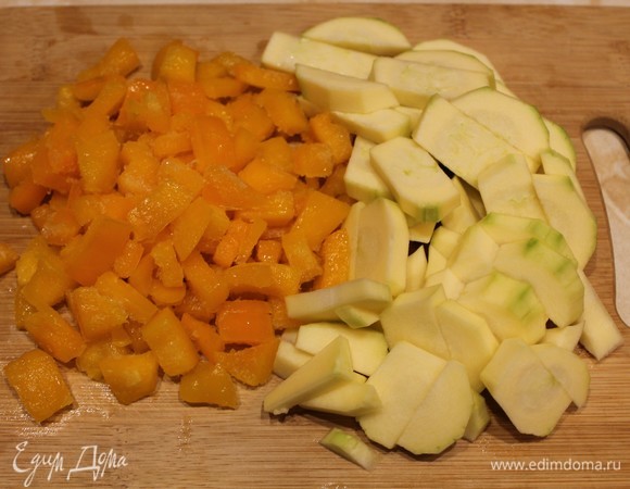 Кабачок можно нарезать дольками или кубиком. Перец нарезаем крупным кубиком.