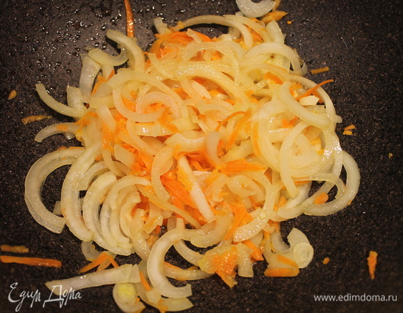 В вок наливаем растительное масло. Пассеруем сначала лук и морковь.