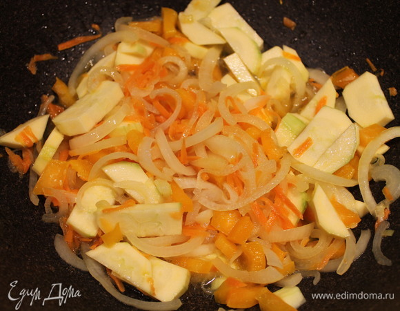 Затем кладем кабачок и перец. Добавляем немного воды, чтобы овощи не пригорели. Тушим примерно 7 минут.