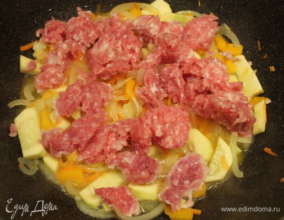 Выкладываем свиной фарш. Перемешиваем. Тушим примерно 15 минут.