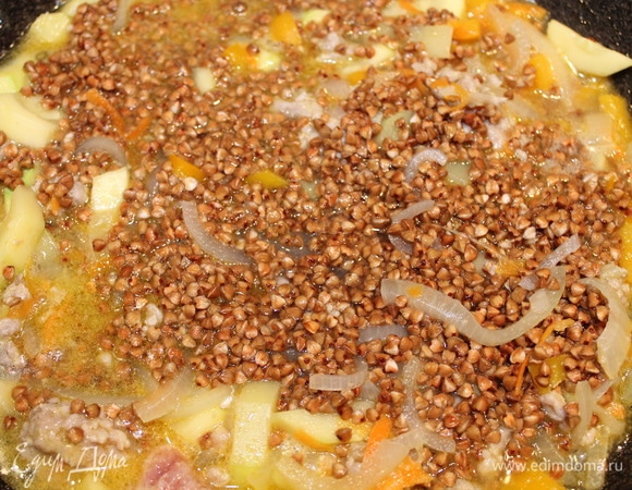 Выкладываем промытую гречу в вок и наливаем воды. Обычно делаю это из расчету 2:1. В данном рецепте советую поменьше воды добавлять, так как мы уже добавляли ее к овощам. Тушим на медленном огне 20 минут. Солим по вкусу.