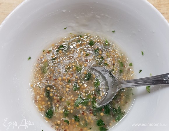 Для заправки смешать сок лайма, масло и горчицу. Чеснок натереть на мелкой терке. Посолить по вкусу. Я еще добавила базилик.