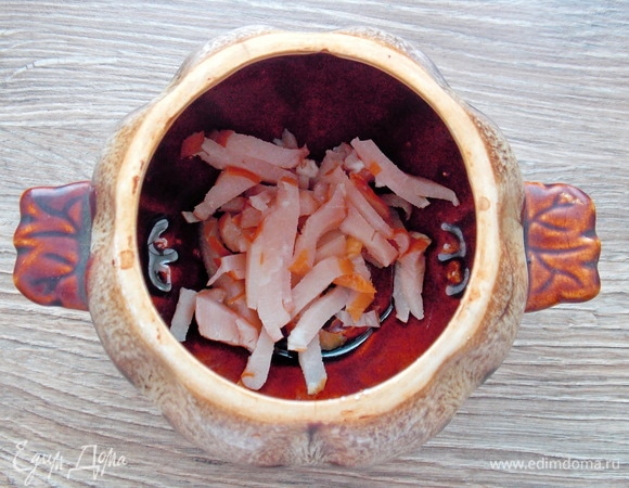 Берем горшок, который можно ставить в микроволновую печь. Куриную грудку нарезаем соломкой и укладываем на дно горшка. Вместо грудки можно взять копченые ребрышки, отварные курицу, мясо и даже копченую колбасу.