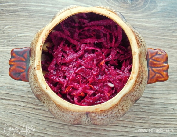 Свеклу тоже очищаем, споласкиваем и натираем на крупной терке. И тоже добавляем к овощам с грудкой.