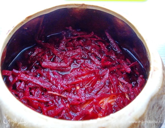 Вливаем воду или бульон, чтобы высота воды было на 2/3 высоты горшочка.