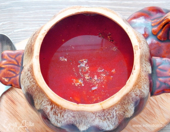 Доливаем горячую воду (бульон) и перчим. Ставим снова в микроволновую печку и готовим еще 2 минуты при полной мощности.