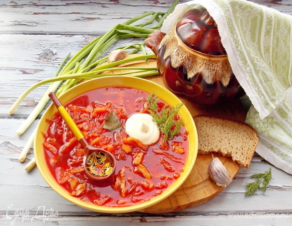 Достаем горшочек, разливаем по тарелкам суп и подаем со сметаной, зеленью, луком и чесноком.