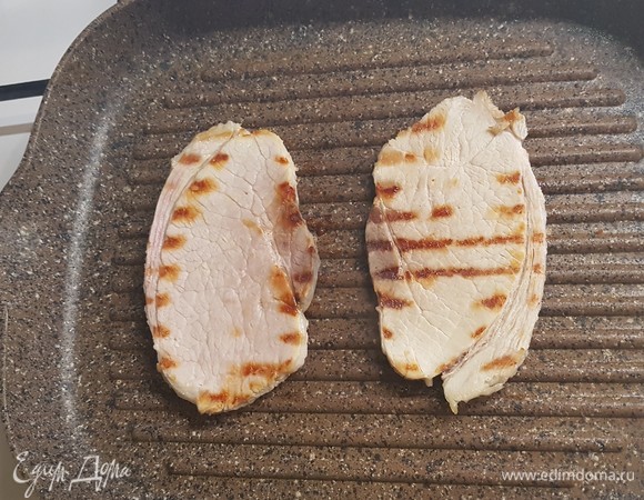 Два куска буженины обжарить на сковороде-гриль до полосочек.