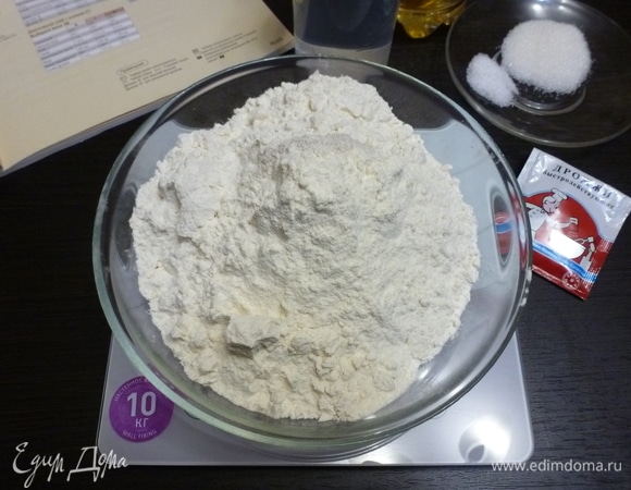 Добавить просеянную пшеничную муку.