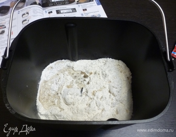 В форму хлебопечи всыпать сначала сухие ингредиенты, потом растительное масло и воду.