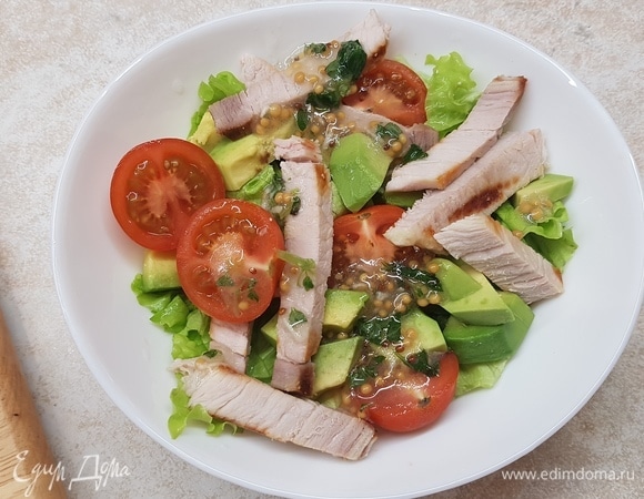 Сверху выложить авокадо, черри и буженину. Полить оставшейся заправкой.