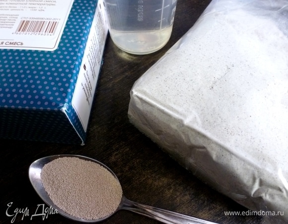 Хлебная смесь, дрожжи, вода и растительное масло.