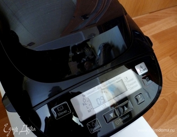 Всыпать в форму, согласно инструкции, сначала сухие ингредиенты, а потом влить масло и воду. В деспенсер засыпать дрожжи. Подключить хлебопечь к сети и выставить рекомендуемую программу 09. Указать размер хлеба, согласно весу хлебной смеси. Хлебопечь все сделает сама: выравнивание температуры, замес, подъем, выпекание.